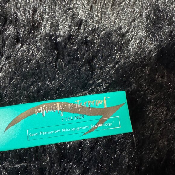 Thrive Causemetics Infinity Waterproof Eyeliner  Lauren 0.01 Oz  NEW - Picture 2 of 4